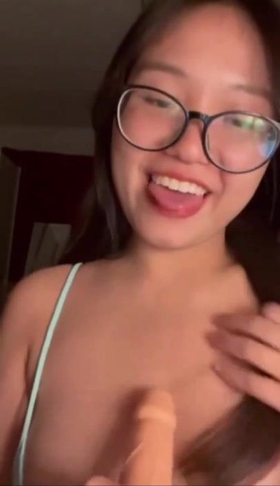 E Sinh viên Kim Huệ k6 Chuppy, Bú cu giả trong KTX Quay Video bú liếm nứng vcl